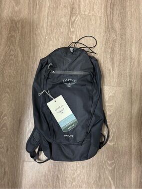 https poshmark.com listing osprey-fairpoint-backpack-5ada027efcdc31abea163e36 Osprey Farpoint Fairview Travel Daypack for Men and Women Large panel zip access to main compartment with dual front compression straps Osprey Backpack for Sale up